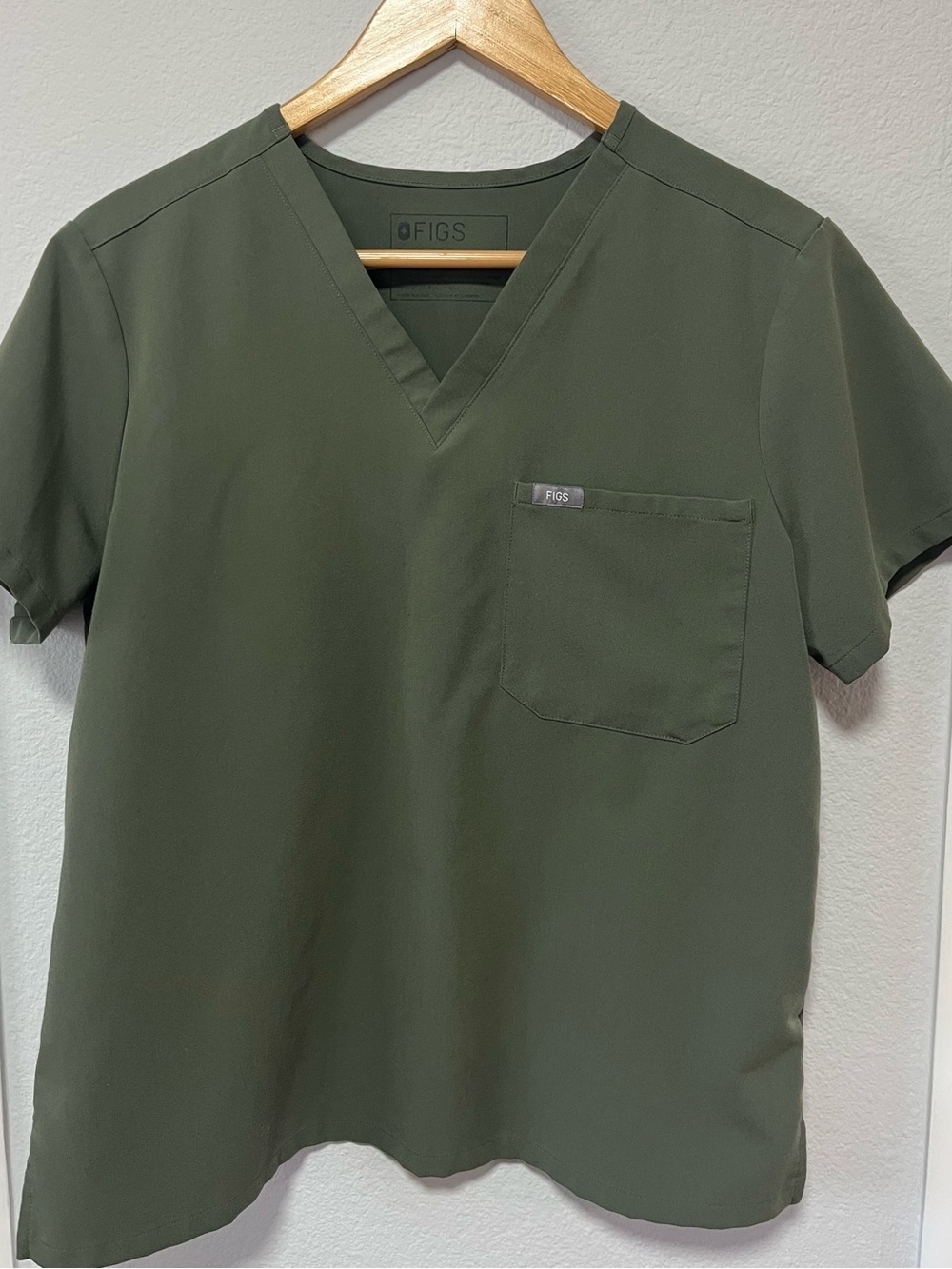 FIGS Olive V-Neck M Scrub Top and MP Jogger